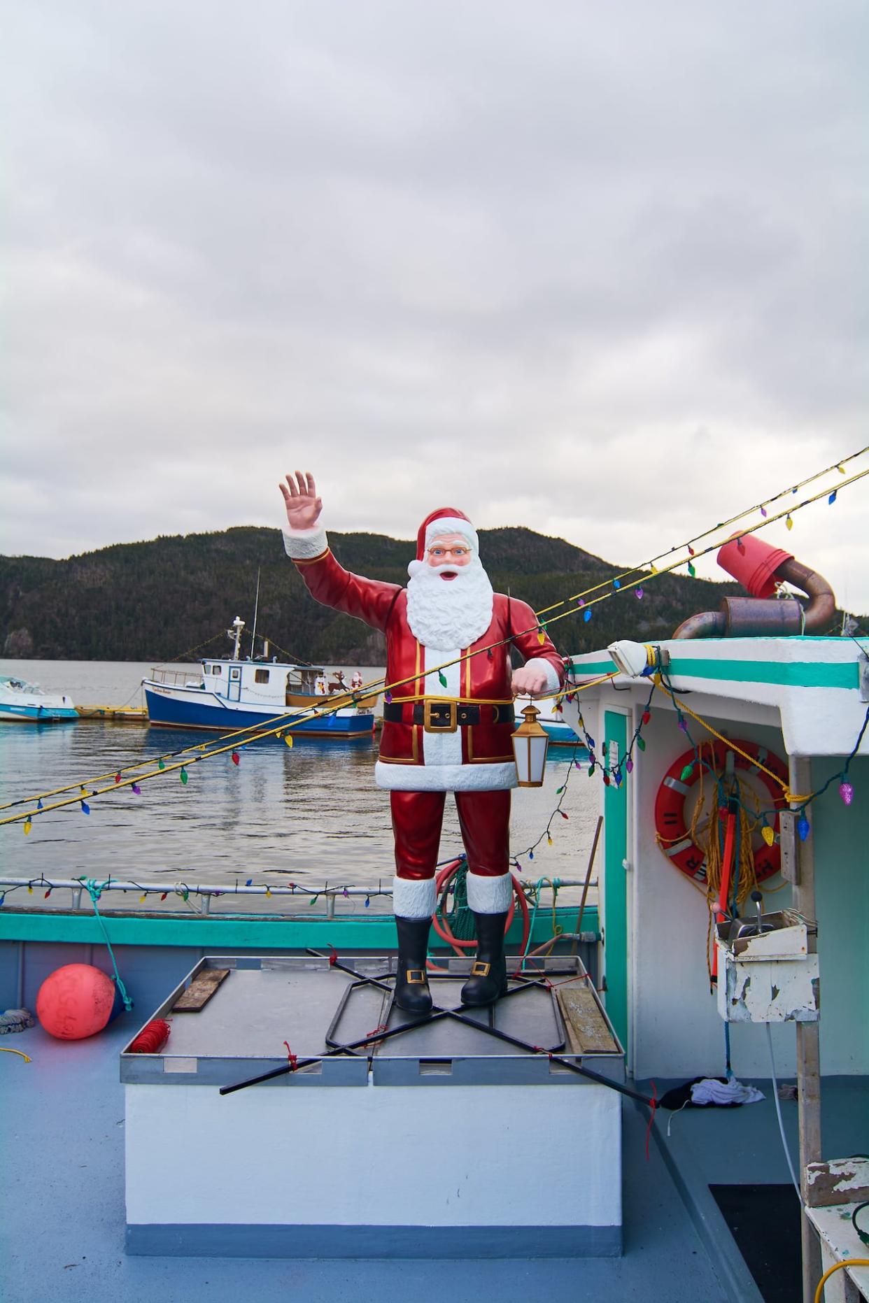 Santa stopped into Placentia Harbour to tend to the boat before hopping in his sleigh this year. (Submitted by Keith Walsh - image credit)