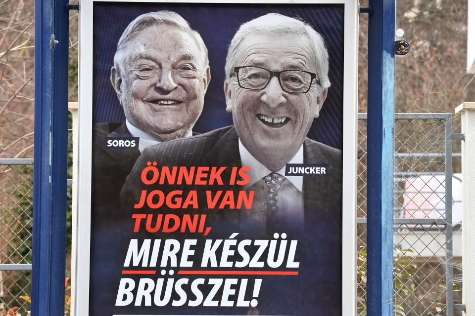 Ein Plakat in Budapest zeigt den Präsident der Europäischen Kommission Jean-Claude Juncker (r.) und den ungarischstämmigen Investor George Soros. Darunter zu lesen: “Auch Sie haben ein Recht zu wissen, worauf sich Brüssel vorbereitet”. (Bild: Getty Images)