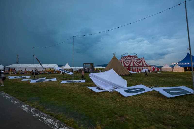 Vyhodené zo značiek a stanov "Bohoda" Festival (Pokora alebo Útecha) sa koná v areáli letiska v Trenčíne.  Festival bol predčasne zrušený po tom, čo búrka poškodila areál a zranila mnohých divákov.  prosím  Jaroslav Nov·k/TASR/dpa