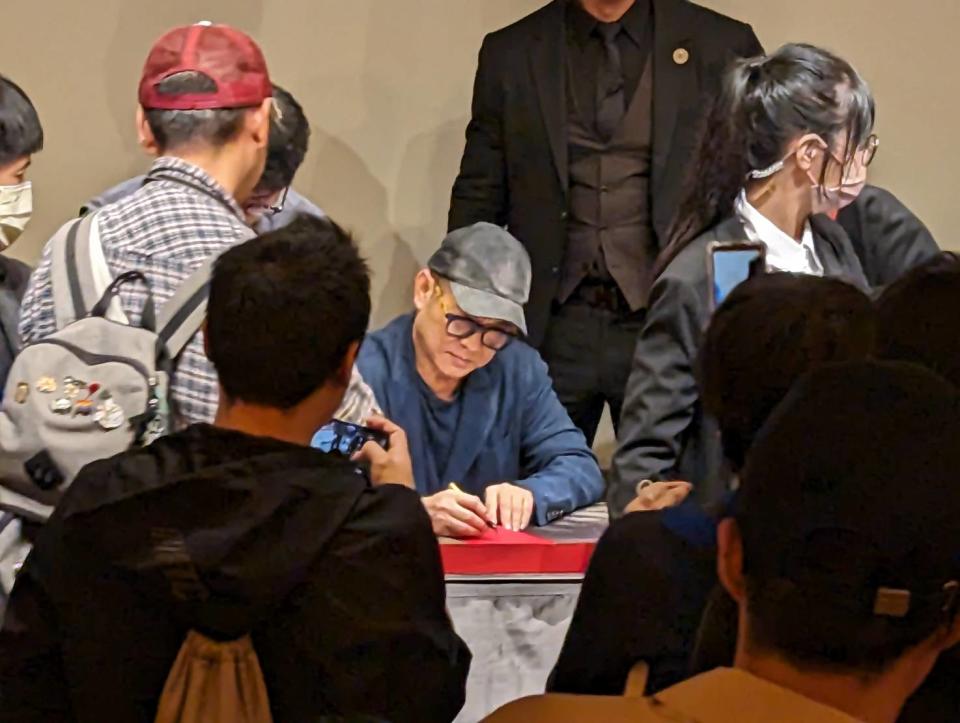 現場李連杰也開起簽書會，大批粉絲排隊請他簽名。