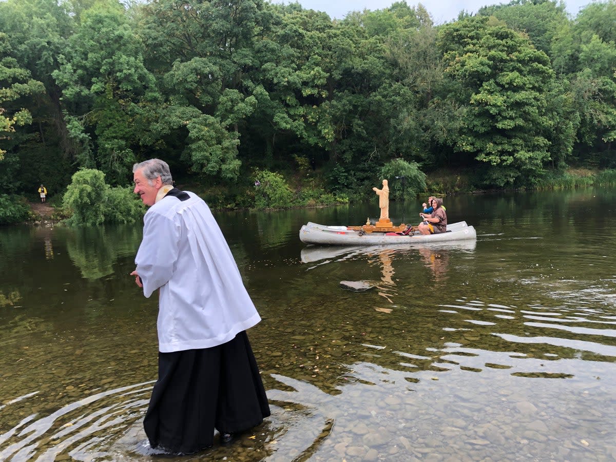Father Richard Williams of St Mary’s Church in Hay-on-Wye sees the statue of the Virgin Mary off on her 75-mile river pilgrimage (Sue Lamerton)