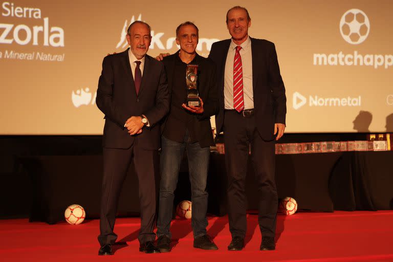 La premiación de la Federación Madrileña de fútbol al ser Osvaldo el jugador más veterano en actividad