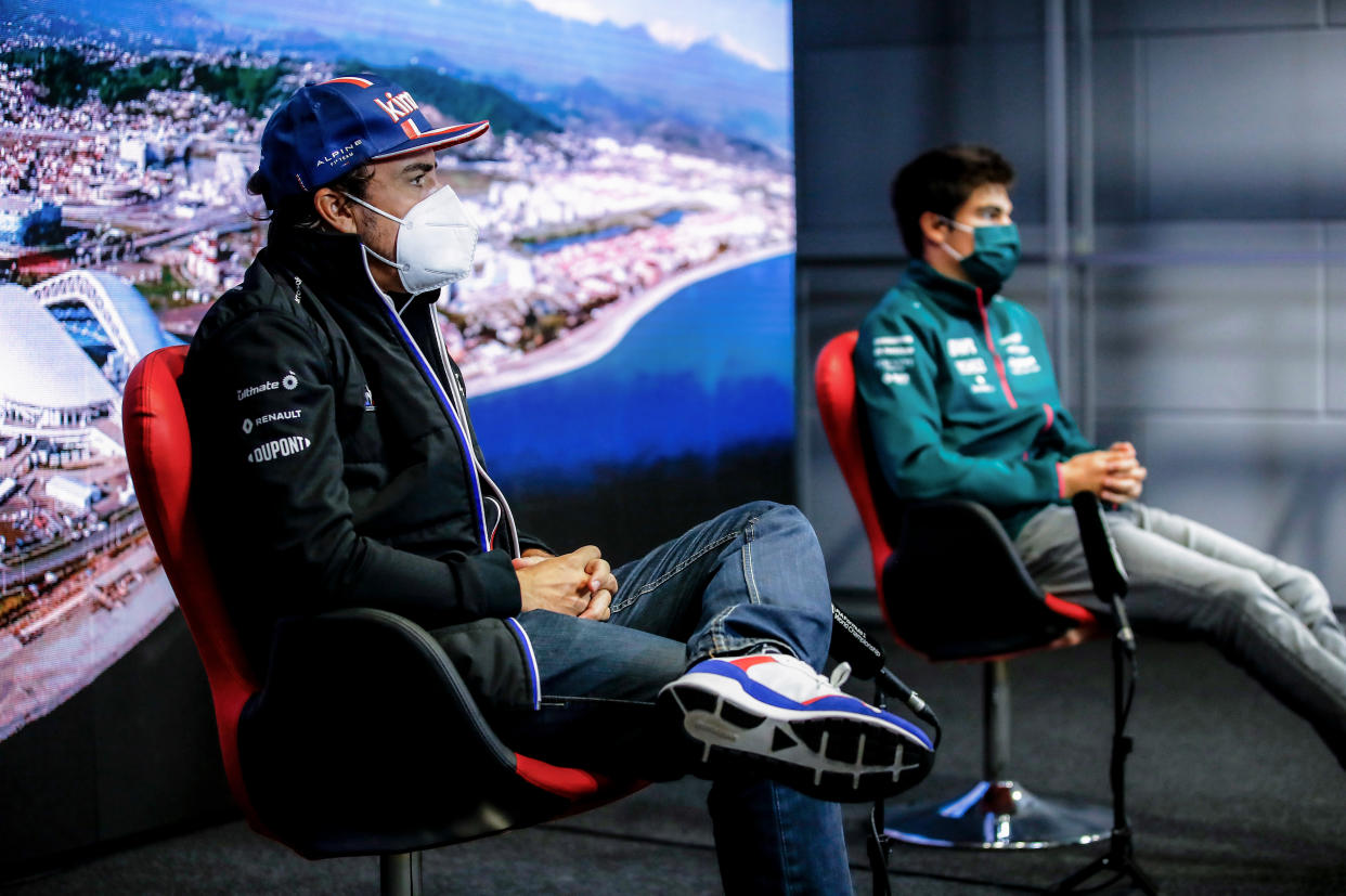 Fernando Alonso y Lance Stroll en una rueda de prensa durante el Gran Premio de Rusia de 2021. (Foto: Xavier Bonilla / Pool / Getty Images).