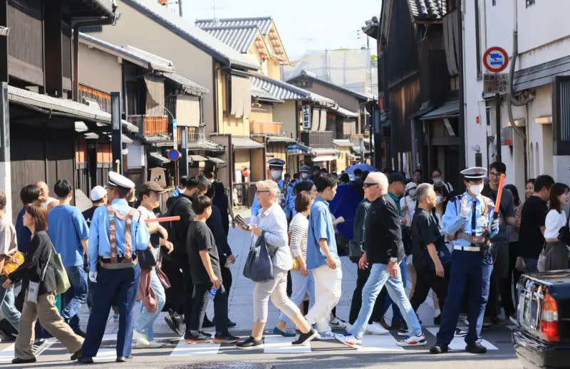 ▲日本商家針對外國遊客的差別定價引發爭議，神奈川縣知事黑岩祐治就表態反對，認為向遊客多收費很短視。圖為京都街景。（圖／美聯社／達志影像）