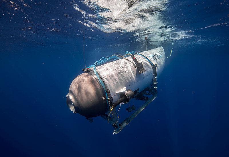 Imagen del sumergible turístico Titán, perteneciente a OceanGate, descendiendo en un mar.