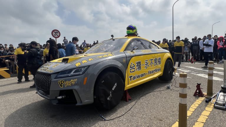 廖老大帶領D2團隊改裝的Audi TT RS「打龜號」，在「南霸天」郭國信駕駛下跑出0到400公尺僅需8.59秒的成績，直接輾壓「HG杰爺」！(圖片來源/ 地球黃金線)