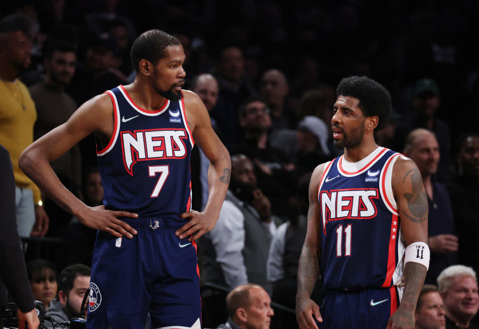 Kevin Durant（圖左）與Kyrie Irving。（Photo by Al Bello/Getty Images）