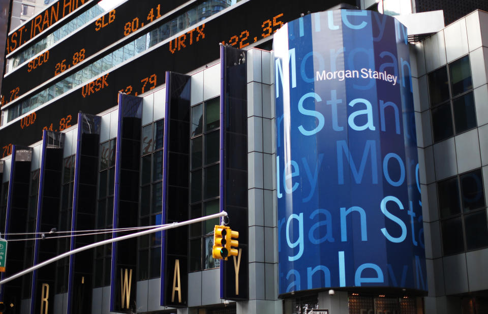 Le logo de la société financière Morgan Stanley est représenté sur le siège social mondial de la société dans le quartier de Manhattan à New York, le 20 janvier 2015. La banque d'investissement de Wall Street Morgan Stanley a déclaré qu'elle paierait une plus petite partie des revenus en bonus à ses banquiers et commerçants cette année, même dans un meilleur environnement de revenus.  La banque a annoncé une baisse de ses bénéfices ajustés au quatrième trimestre, des estimations manquantes, car elle a reporté moins de versements de bonus et des fluctuations inattendues du marché ont frappé sa division qui négocie des obligations, des devises et des matières premières.  REUTERS/Mike Segar (ÉTATS-UNIS - Tags: LOGO D'ENTREPRISE)