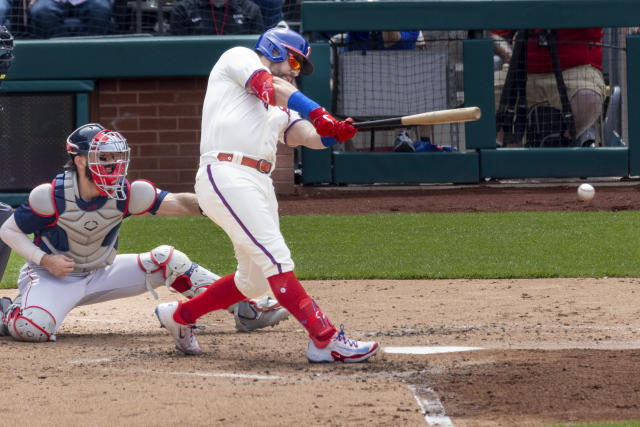 Kyle Schwarber hits his 44th homer and lifts Phillies to 6-1 win