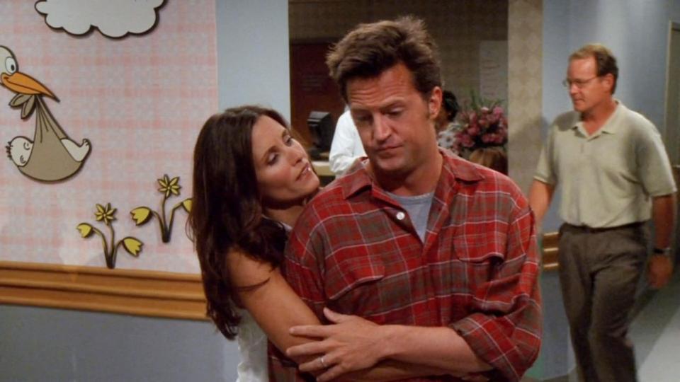 Matthew Perry and Courteney Cox in Friends