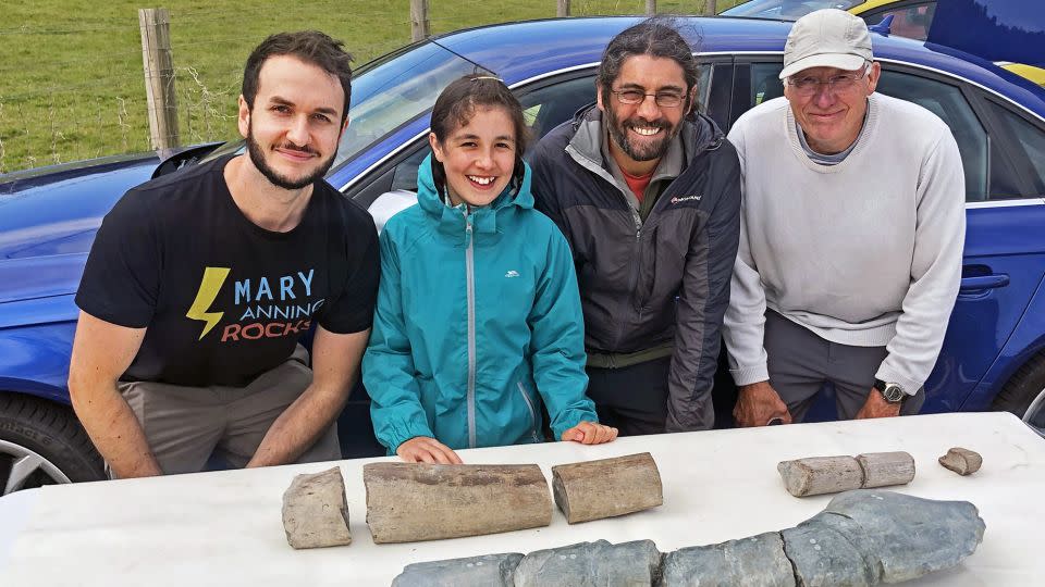 Dr. Dean Lomax, Ruby Reynolds, Justin Reynolds und Paul de la Salle (von links nach rechts) werden mit dem Fossilienfund 2020 gezeigt – Dean Lomax