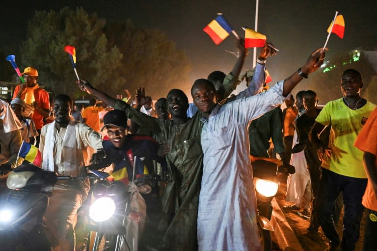 Des partisans du général Mahamat Idriss Déby Itno fêtent sa victoire à la présidentielle, le 9 mai 2024 à N'Djamena, au Tchad (Issouf SANOGO)