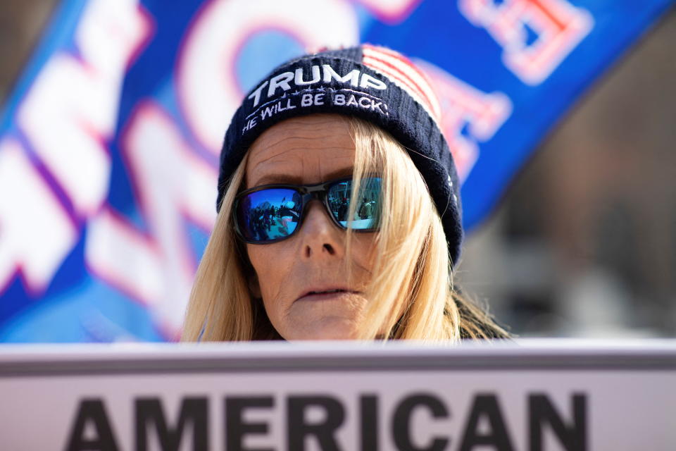 Les partisans de l'ancien président Donald Trump se rassemblent pour exiger un audit médico-légal de l'élection présidentielle de 2020 devant le Michigan State Capitol, le 8 février 2022. REUTERS/Emily Elconin