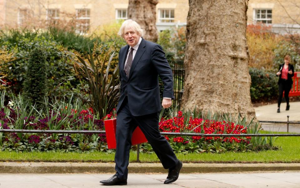 British Prime Minister Boris Johnson walks up Downing Street in London - Anadolu Agency