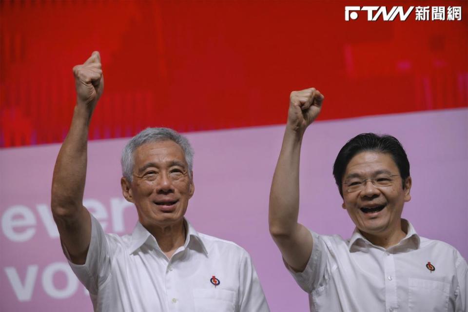 現年72歲的李顯龍（左）15日宣布卸任，交棒現任副總理兼財長黃循財（右）接棒成為第4任總理。（圖／美聯社）