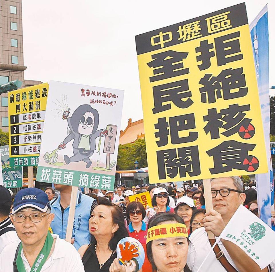 政府近日可能開放福島食品進口，引發各界議論。圖為國人拒絕日本核食進入台灣上街抗議。（本報資料照片）