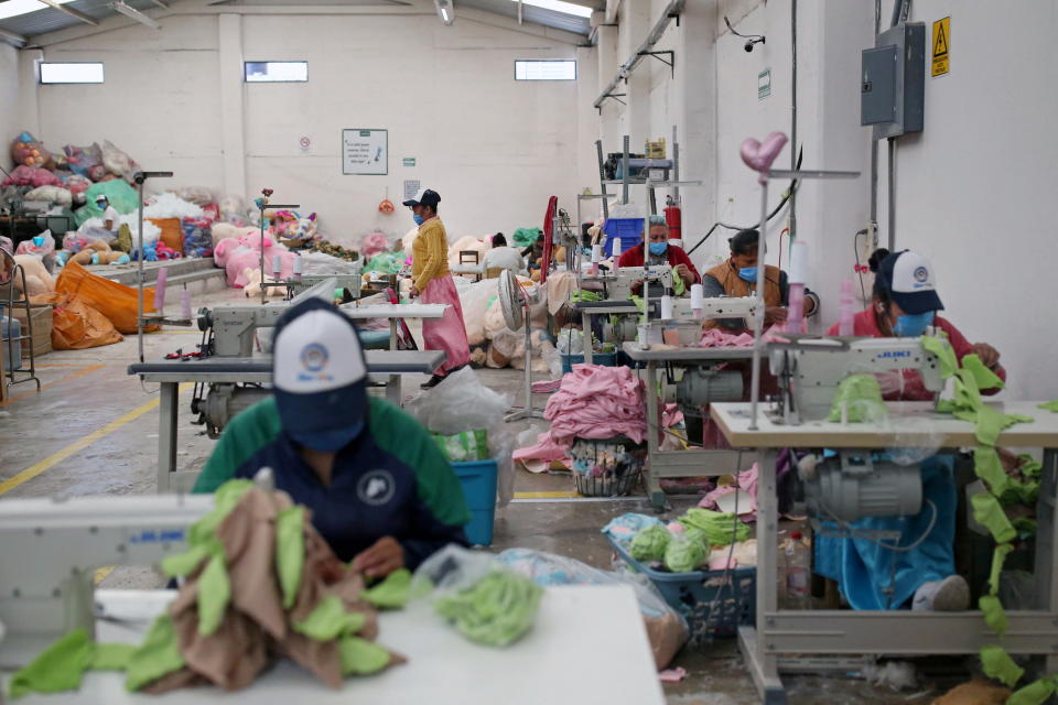 Mujeres trabajando en una fábrica de juguetes en Xonacatlan. Foto: REUTERS/Edgard Garrido