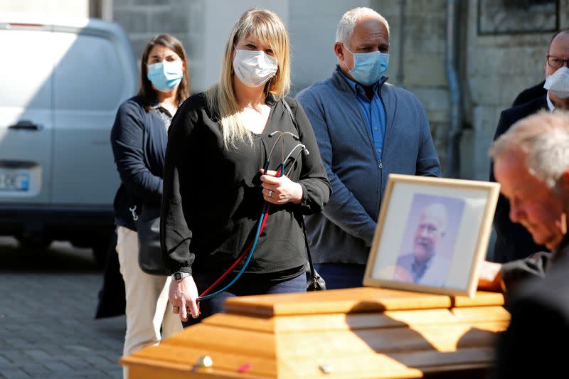 Hospital workers pay last homage to popular country doctor in Villers-Outreaux