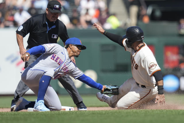 Wilmer Flores nearly did the splits to avoid getting hit by this Michael  Conforto single