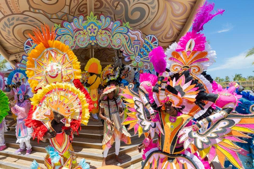 Celebra una celebración Junkanoo en Disney Lookout Cay