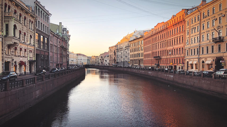 <p>Venise est probablement la première ville à laquelle on pense quand on entend parler de canaux, mais une balade sur l’eau à Saint-Pétersbourg vous permettra de profiter d’un tout nouveau point de vue sur les sites importants de la ville. Saint-Pétersbourg a été développé sur les marécages du delta de la Neva et comprend une centaine de canaux, pour un total de 300 kilomètres et plus de 800 ponts. Optez plutôt pour les bateaux de petites tailles afin d’explorer les canaux, car les bateaux plus gros et commerciaux ne passeront pas sur tous les canaux. <em>[Photo: Getty]</em> </p>