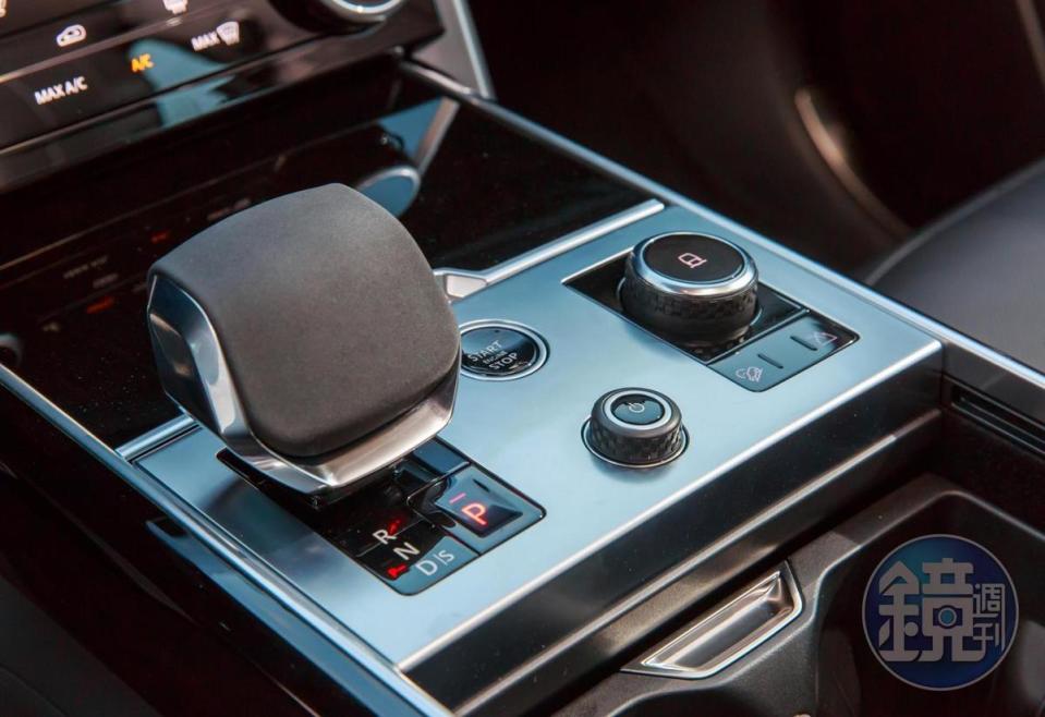 即便科技化程度如此的高，第五代 Range Rover依然將空調、排檔、駕駛模式、多媒體開關/音量保留了實體介面，操作上更為直覺便利。 