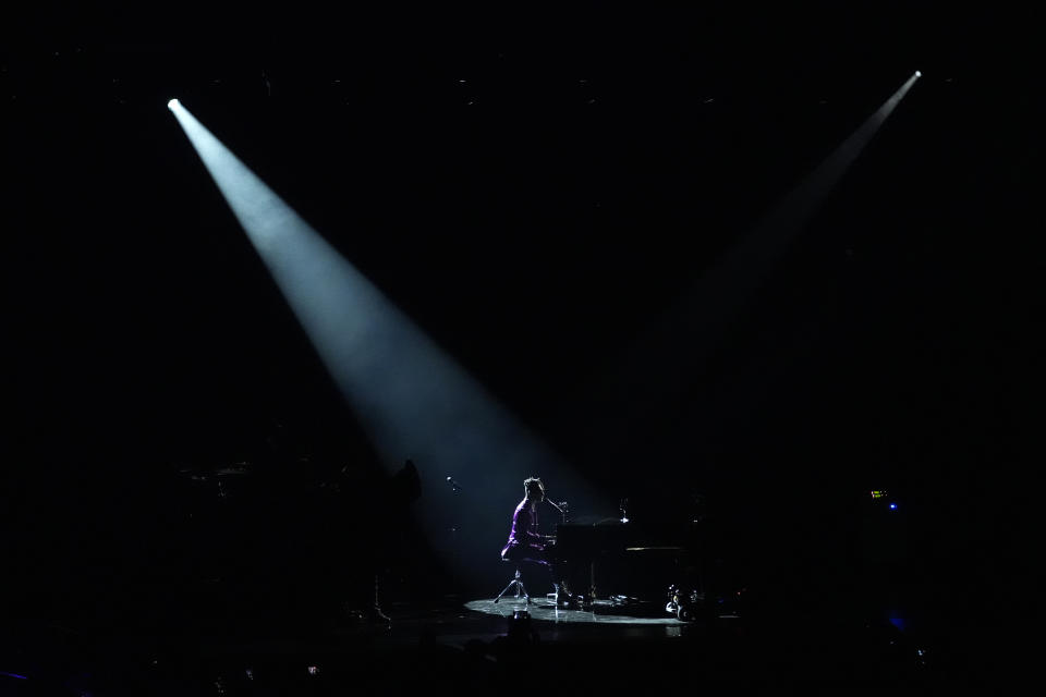 Jon Batiste durante su presentación en el segmento in memoriam de la 66a edición de los Premios Grammy el domingo 4 de febrero de 2024 en Los Ángeles. Batiste está nominado y se presentará en los Oscar de l10 de marzo. (Foto AP/Chris Pizzello)