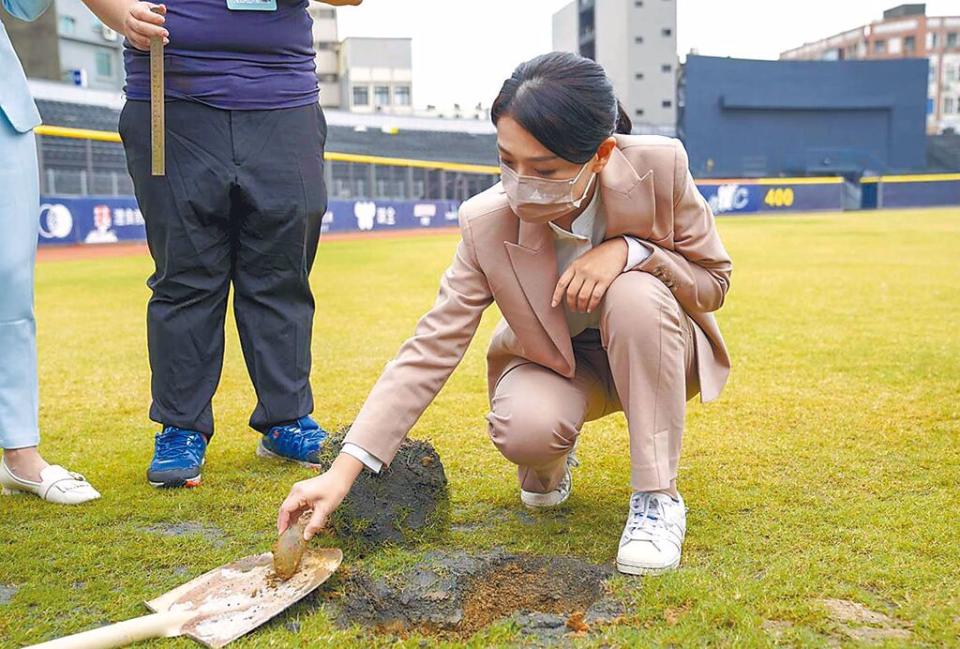 新竹市立棒球場缺失多，市長高虹安（右）於1月5日召開記者會，宣布放棄承辦WBC熱身賽。（新竹市政府提供）