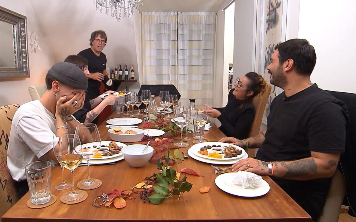 Ansgar (Mitte) versteht erst gar nicht, was los ist. Seine Dinner-Gäste brechen in Gelächter aus. (Bild: RTL)