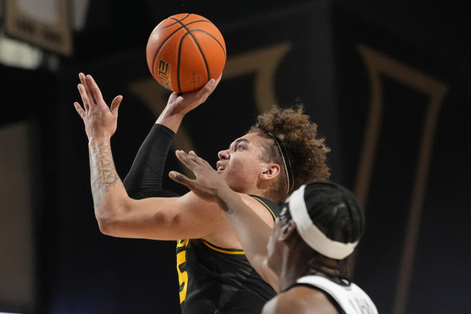 Missouri forward Noah Carter, left, shoots over Vanderbilt forward Ven-Allen Lubin, right, during the first half of an NCAA college basketball game Saturday, Feb. 3, 2024, in Nashville, Tenn. (AP Photo/George Walker IV)