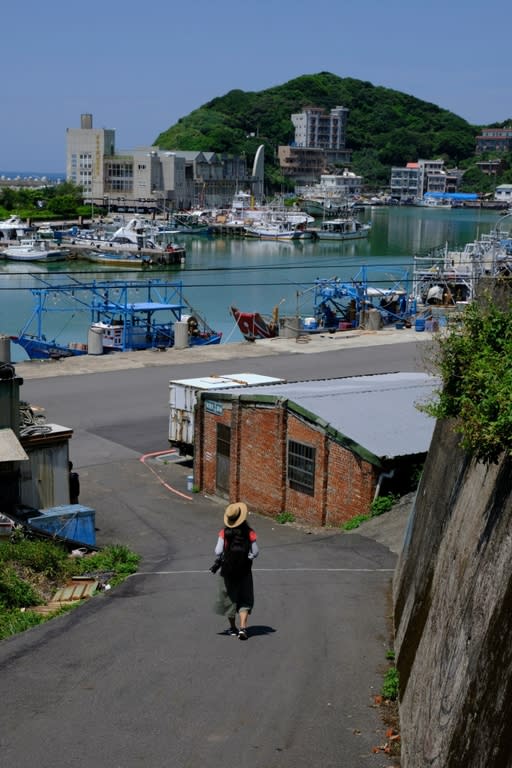 《圖說》文史工作者卓清松帶領民眾走訪魚路古道，從金山磺港認識百年「金包里大路」。〈文化局提供〉