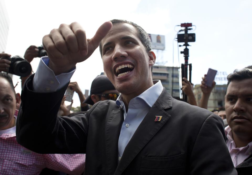 El autoproclamado presidente interino de Venezuela, Juan Guiadó saluda a los trabajadores del transporte durante una manifestación de apoyo en Caracas, el miércoles 20 de febrero de 2019. (AP Foto / Ariana Cubillos)