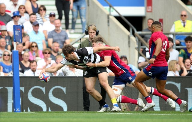 Damien Penaud, left, scores in the corner