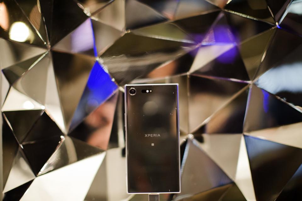 <p>Sony treibt den Kampf um bessere Smartphone-Ausstattung auf die Spitze. Das Mobilfunk-Flaggschiff Xperia XZ kann als weltweit erstes Smartphone Bilder in Ultra-HD-Auflösung (4K) und in der Bildoptimierungstechnik HDR darstellen, wie Sony-Mobile-Chef Hiroki Totoki in Barcelona ankündigte. Die 19-Megapixel-Kamera ermöglicht dank einer neuen Speichertechnologie Zeitlupenaufnahmen mit bis zu 960 Bildern. Das ergebe vier Mal so detailreiche Aufnahmen wie bisher, so Totoki. (Bild: AP Photo/Emilio Morenatti) </p>