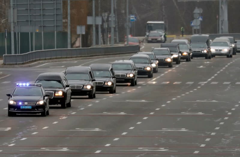 Una caravana de coches fúnebres traslada los cuerpos de las víctimas ucranianas en las afueras de Kiev, Ucrania, el 19 de enero de 2020