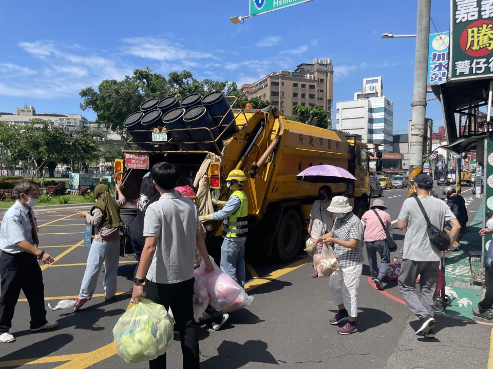 民眾可多加利用「桃園垃圾車」APP，以手機掌握垃圾車即時位置。圖：環保局提供