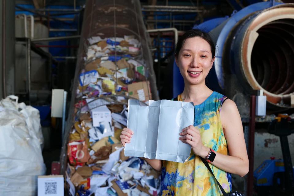 住在港島東區的前區議員陳寶瓊帶同廢紙、購物紙袋、飲品鋁箔盒來到廠房。