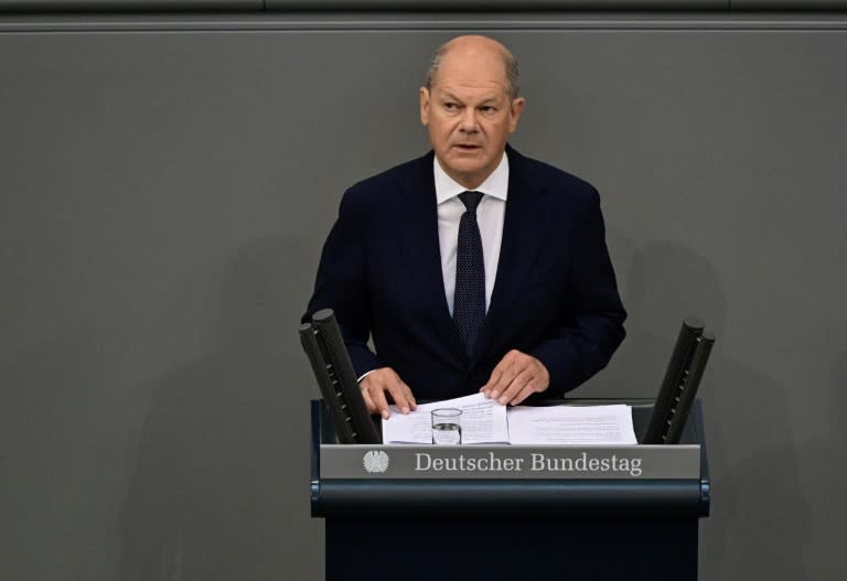 Bundeskanzler Scholz hat nach neuen Drohungen aus Moskau seine Erlaubnis zum Einsatz deutscher Waffen im Ukraine-Krieg auch gegen Ziele in Russland gerechtfertigt. CDU-Chef Friedrich Merz kritisierte die Ukraine-Politik von Scholz jedoch weiter als von Zögerlichkeit geprägt. (JOHN MACDOUGALL)