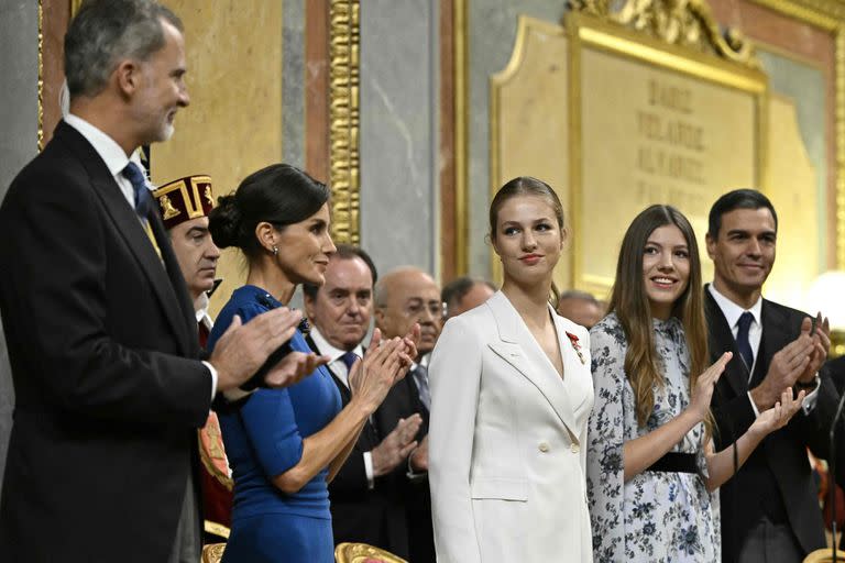 La princesa Leonor junto a sus padres y el presidente español, Pedro Sánchez