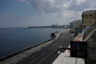 La carretera que circula junto al Malecón de La Habana (Cuba) sin vehículos el 31 de marzo. (Foto: Alexandre Meneghini / Reuters).