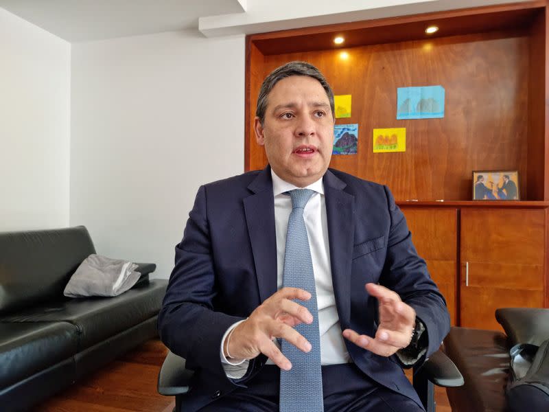 El ministro de Tecnologías de la Información y las Comunicaciones de Colombia, Mauricio Lizcano, habla en una entrevista con Reuters en Bogotá