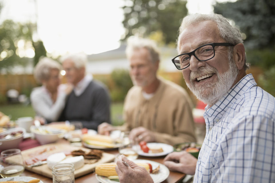 En las viviendas colaborativas, la hora de comer suele ser un momento ideal para compartir en comunidad. Foto: Getty Images/Hero Images