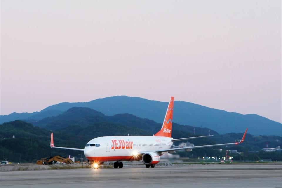 一架濟州航空的班機今早降落在福岡機場時，也發生「走錯路」事件。（圖非當事飛機，翻攝自@FukuokaAirport X）