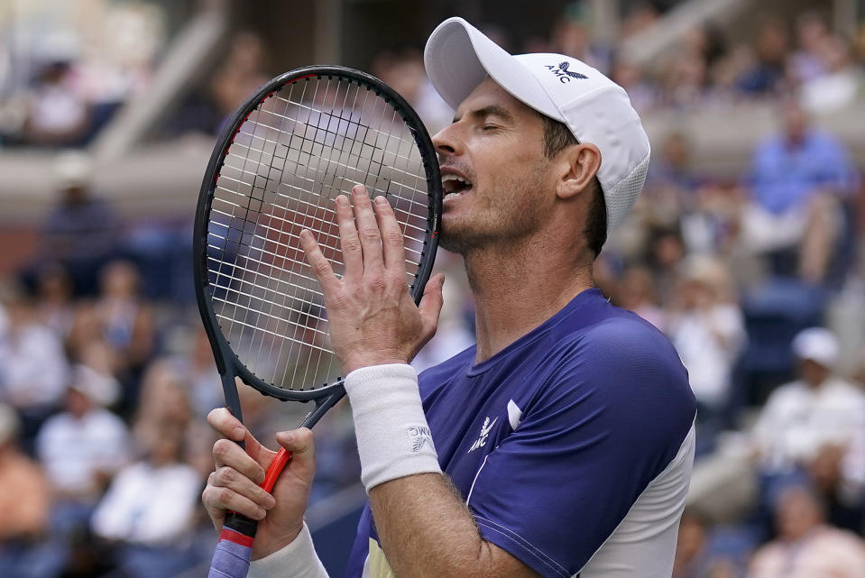 El británico Andy Murray reacciona tras un punto durante el encuentro ante el italiano Matteo Berrettini, durante el US Open, el viernes 2 de septiembre de 2022 en Nueva York (AP Foto/Seth Wenig)