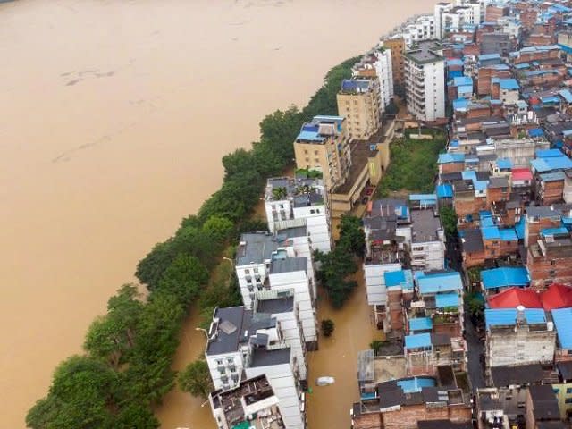 中國南方近日豪雨成災，釀成洪水，且災情不斷擴大。(圖：微博)