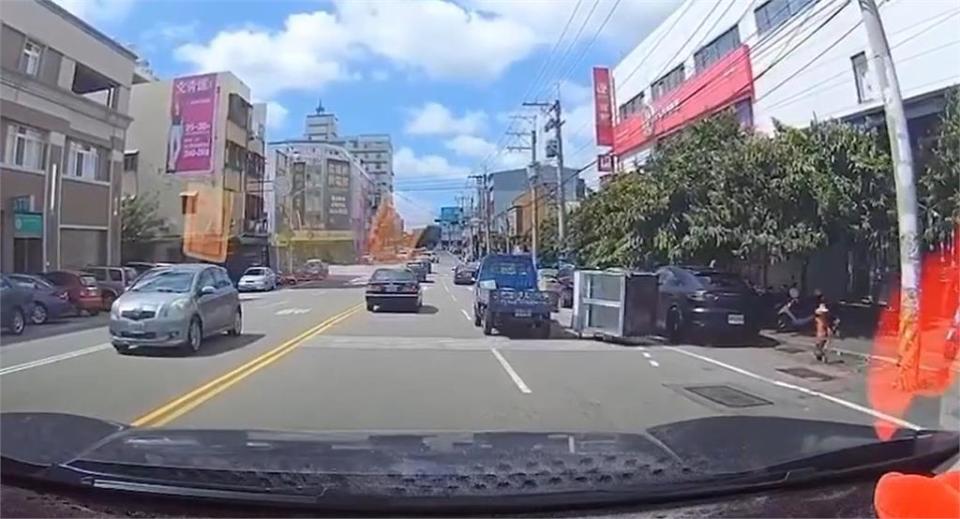 發財車拖貨「神龍擺尾」撞路邊名車！網狠虧神奇操作：阿北出事了