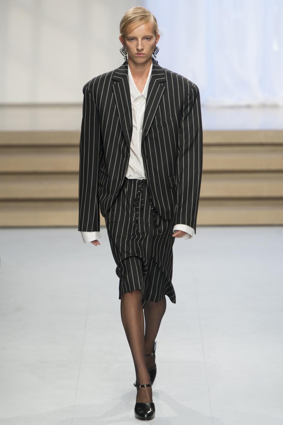 <p>Large Shoulders Jil Sander Spring 2017 (Photo: Getty Images) </p>