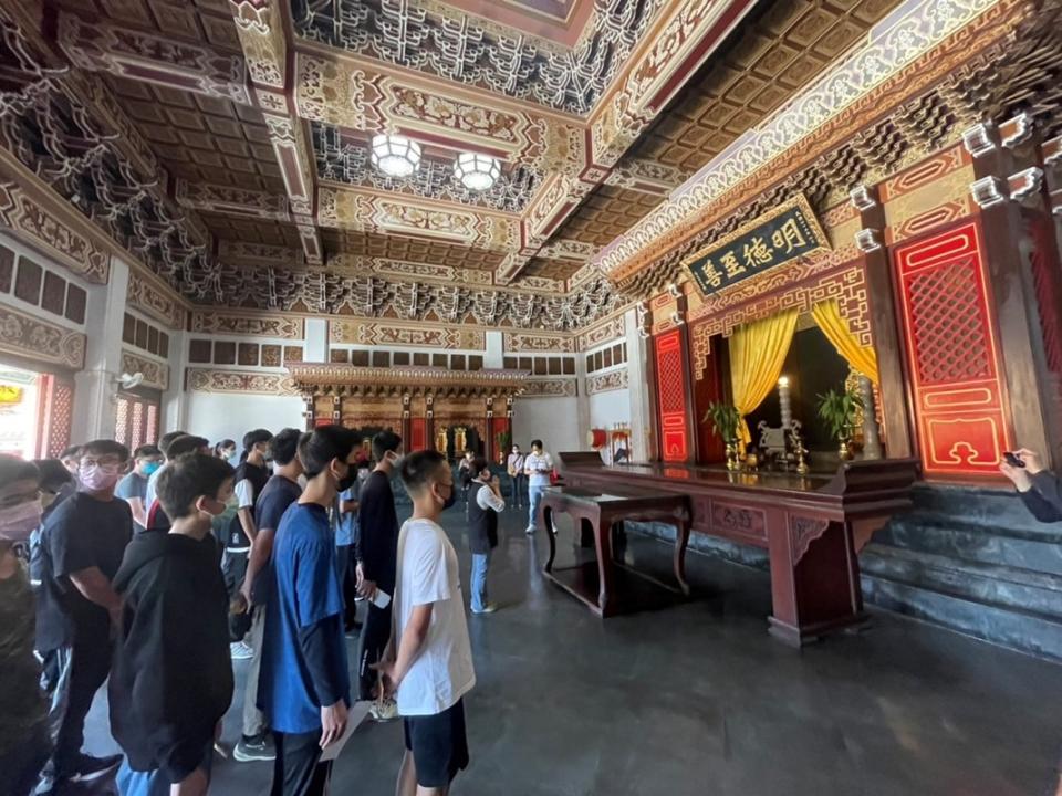 臺中市立北新國中舉辦「孔廟巡禮與會考祈福」活動，大成殿內祈福。（圖/北新國中提供）