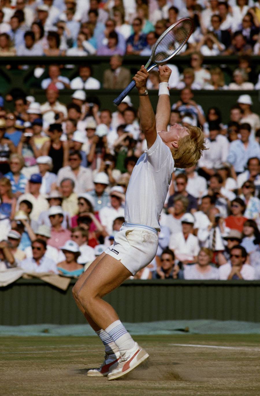 Der Einsatz zahlt sich aus: 6:3, 6:7, 7:6, 6:4. Der 17-Jährige gewinnt 1985 Wimbledon - als jüngster Spieler der Geschichte, als erster Deutscher und erster ungesetzter Profi