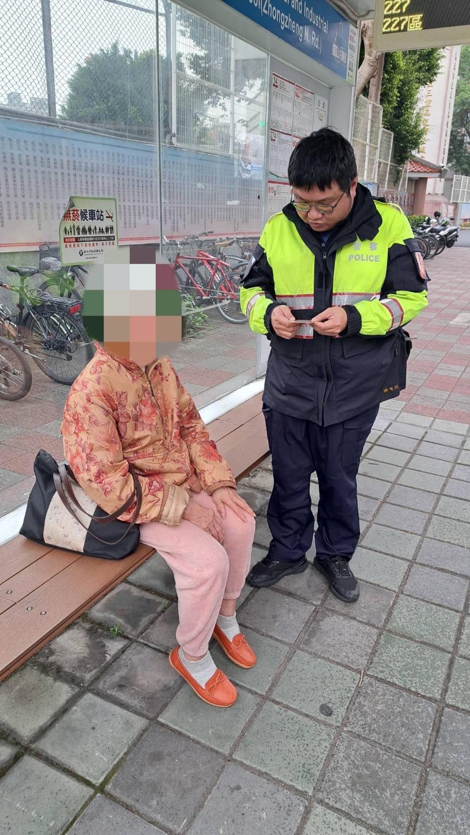 員警透過藥袋對比出老婦身分。（三重分局提供）